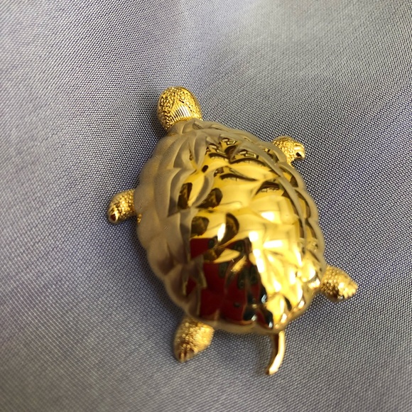 Vintage Monet Gold Plated Turtle Brooch. - Picture 10 of 10